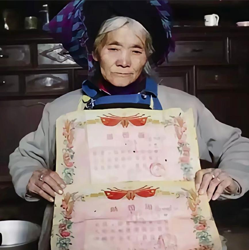 1979年，一位战士壮烈牺牲，妻子拒绝改嫁。没想到，28年后，妻子借了2000元