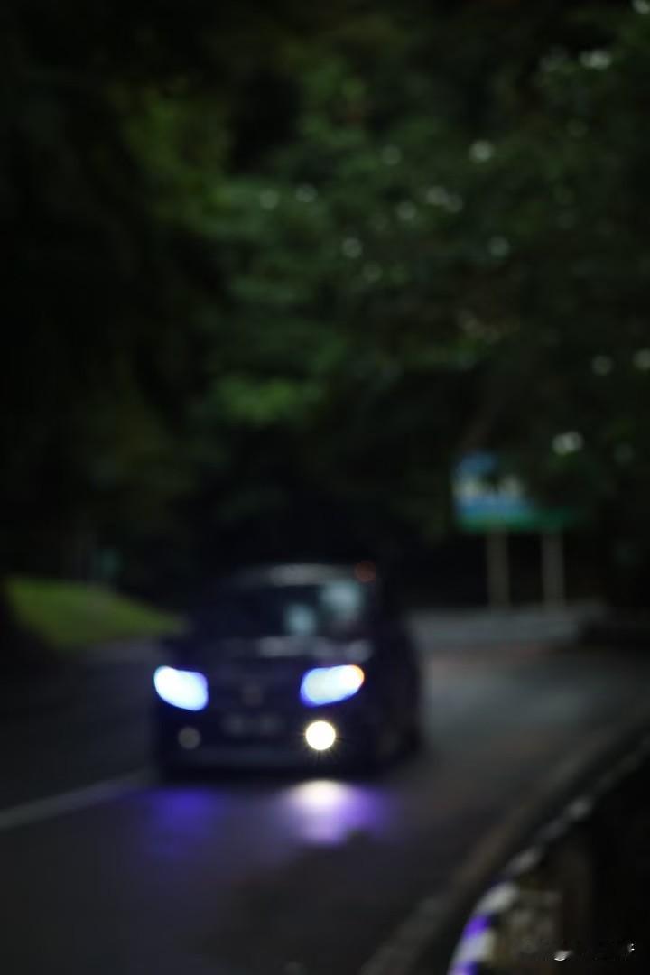 有时觉得做个女人，
漂亮很重要。
后来觉得，
品位和气质很重要。
再后来觉得一生