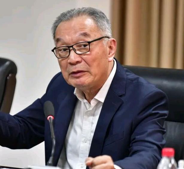 温铁军在公开演讲中直击要害：几千万先烈舍命打下的江山，几代人咬牙积累下的家底，凭