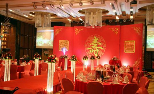 福建一32岁男子到杭州参加老教授的70岁寿宴，随了6000礼金，不光一口茅台酒没