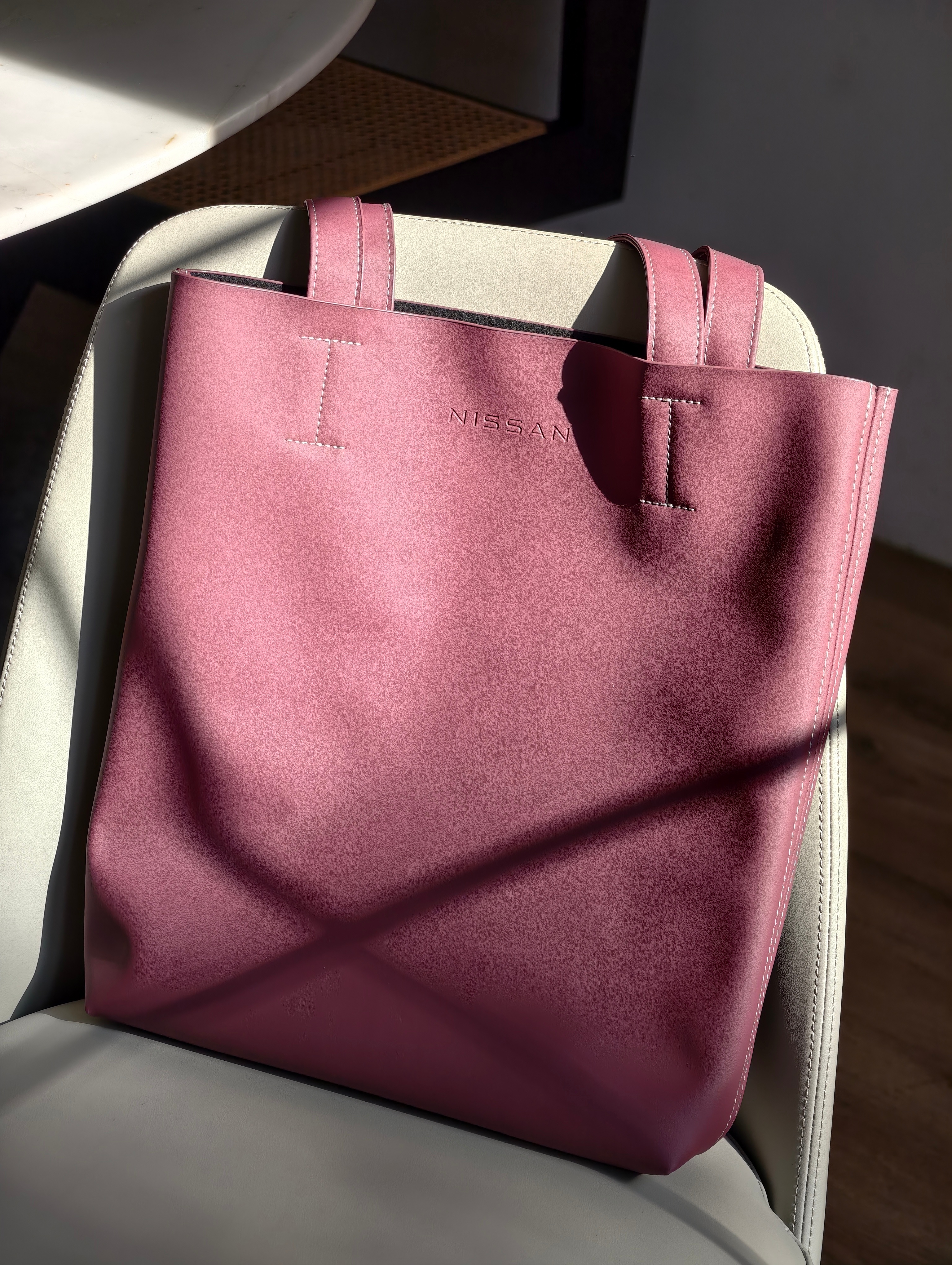 收到东风日产新色“大紫大红”凝脂皮周边，这次是「托特包」。延续了N6内饰的优秀手