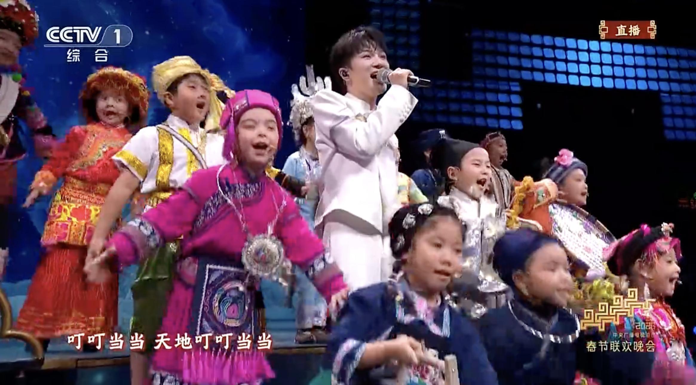 笑的，哪怕远在国外骨子里的春晚DNA也在动，找个地方看看线上直播，好卡啊，打开就