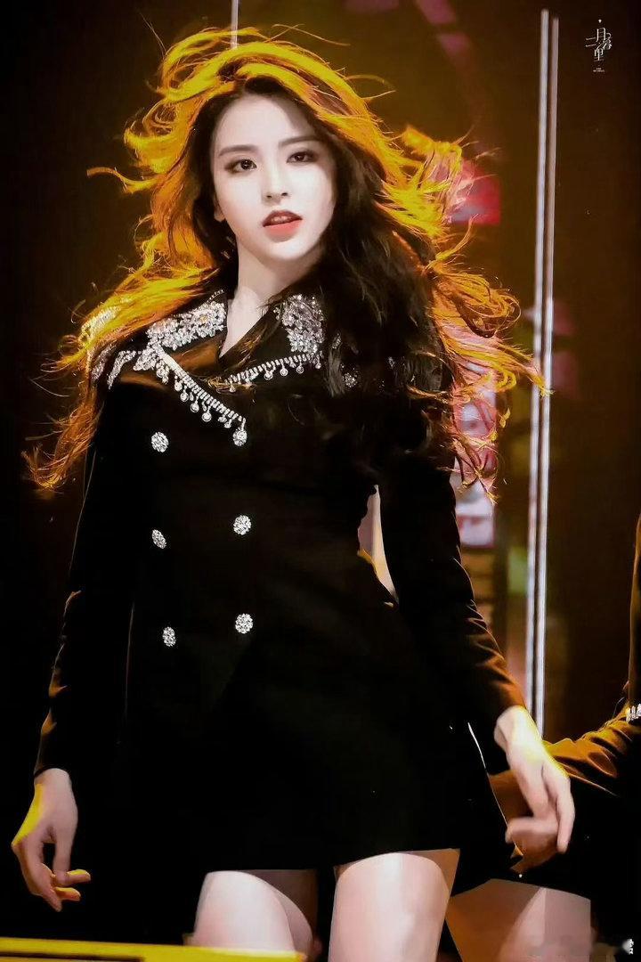 金子涵选秀出圈神图金子涵舞台出圈神图金子涵舞台出圈神图，好美， 