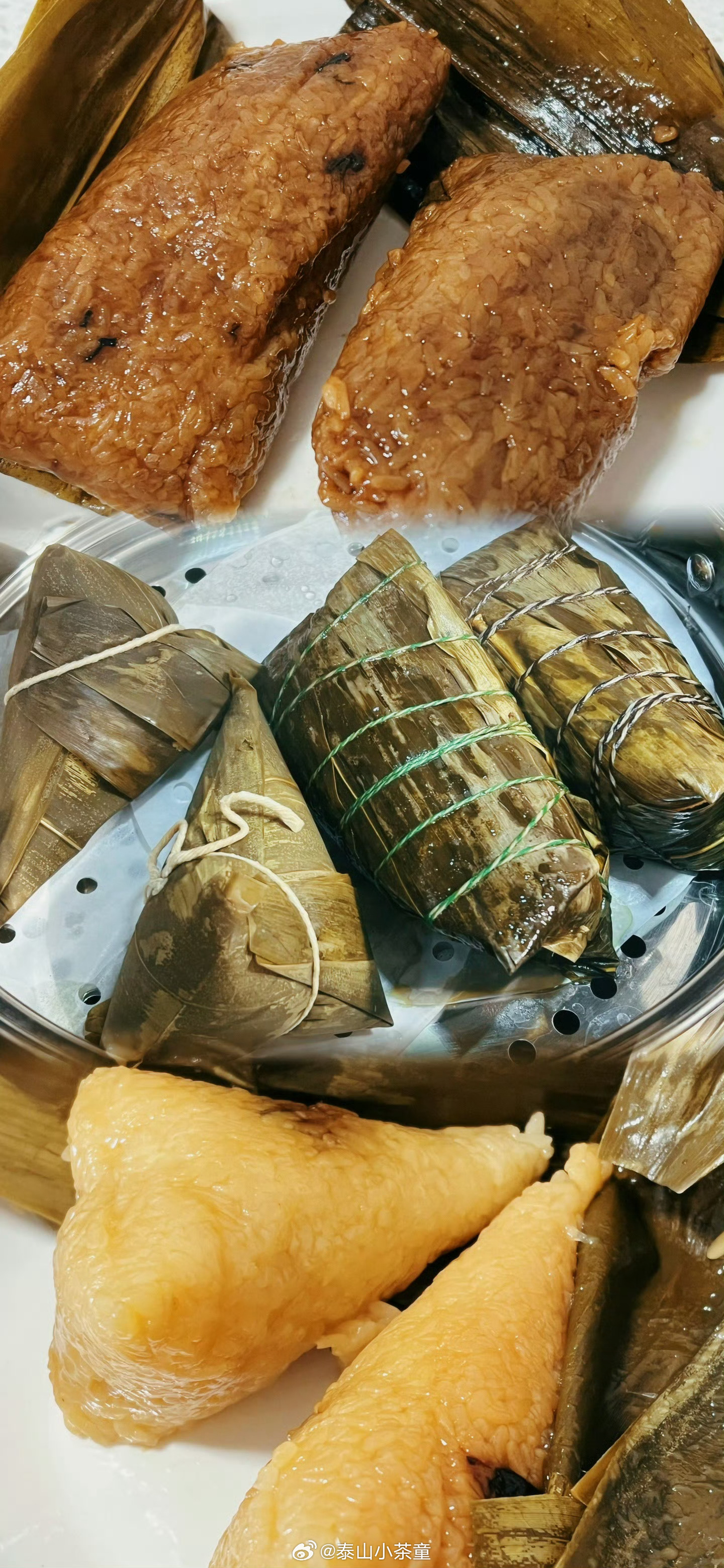 临安的蓝姐姐忽然给我寄来一篓粽子，她自己做的。梅干菜五花肉馅的，肉是熏肉，瘦肉很