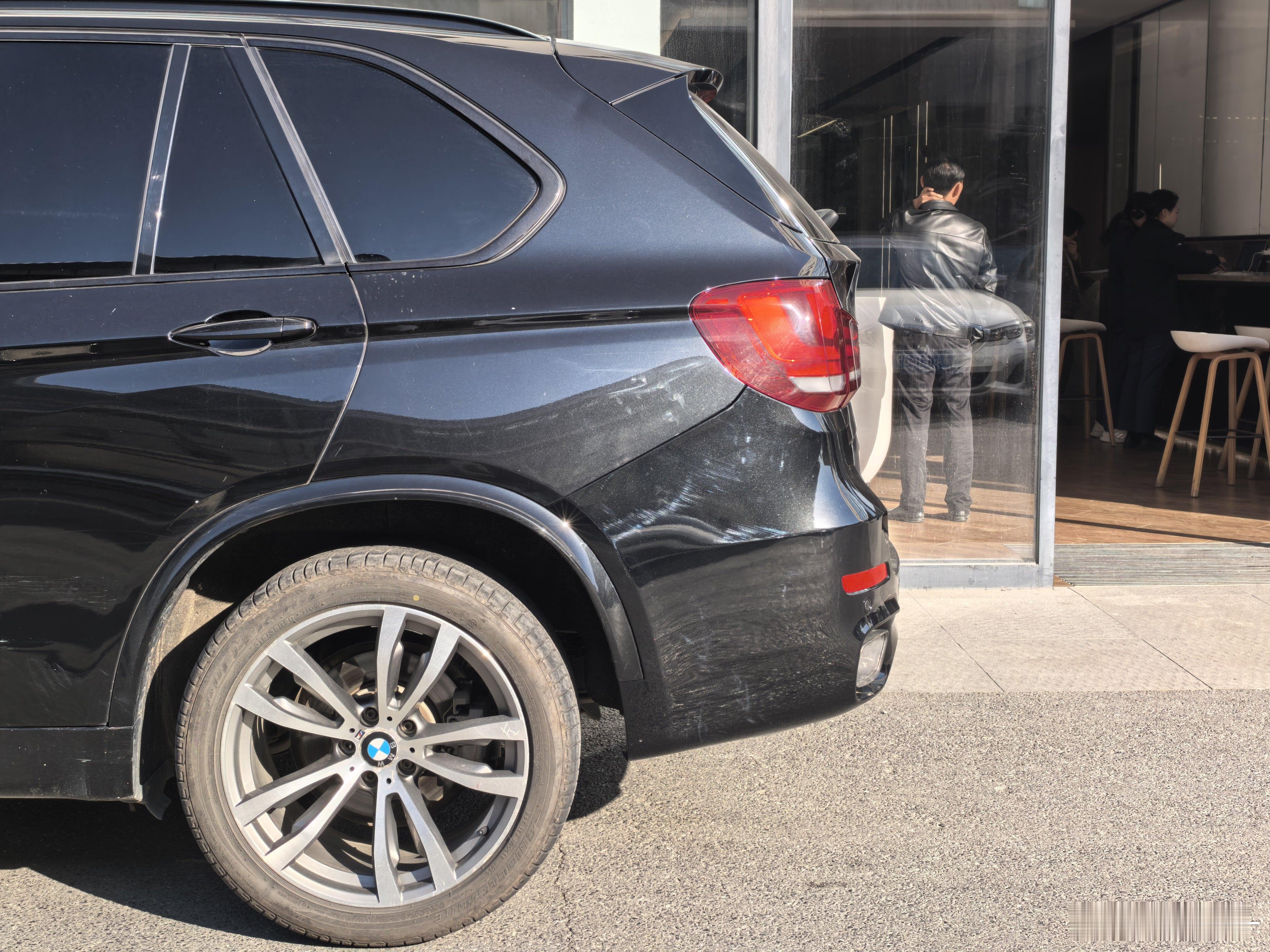 到武汉来店里取车，后杠跟下段尾门重新做了漆原车漆跟新漆有明显色差，我自己分析下原