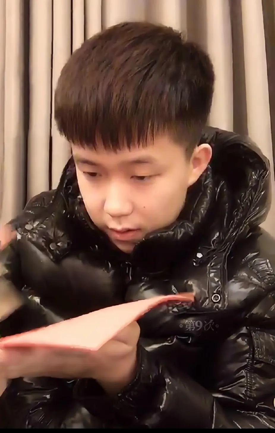 考古到王楚钦幼崽时刻啦✨
 
谁懂啊！考古到王楚钦小时候贴胶皮的画面，肉嘟嘟的脸