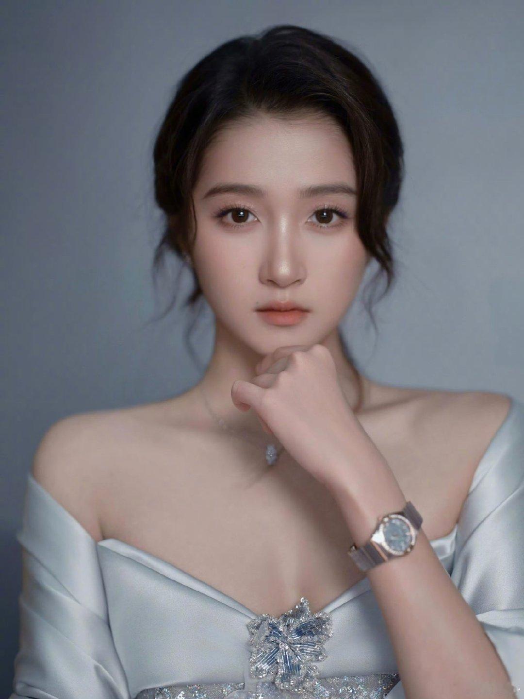 关晓彤王牌秀场关晓彤王牌造型师 关晓彤王牌造型师，审美好绝 ​​​