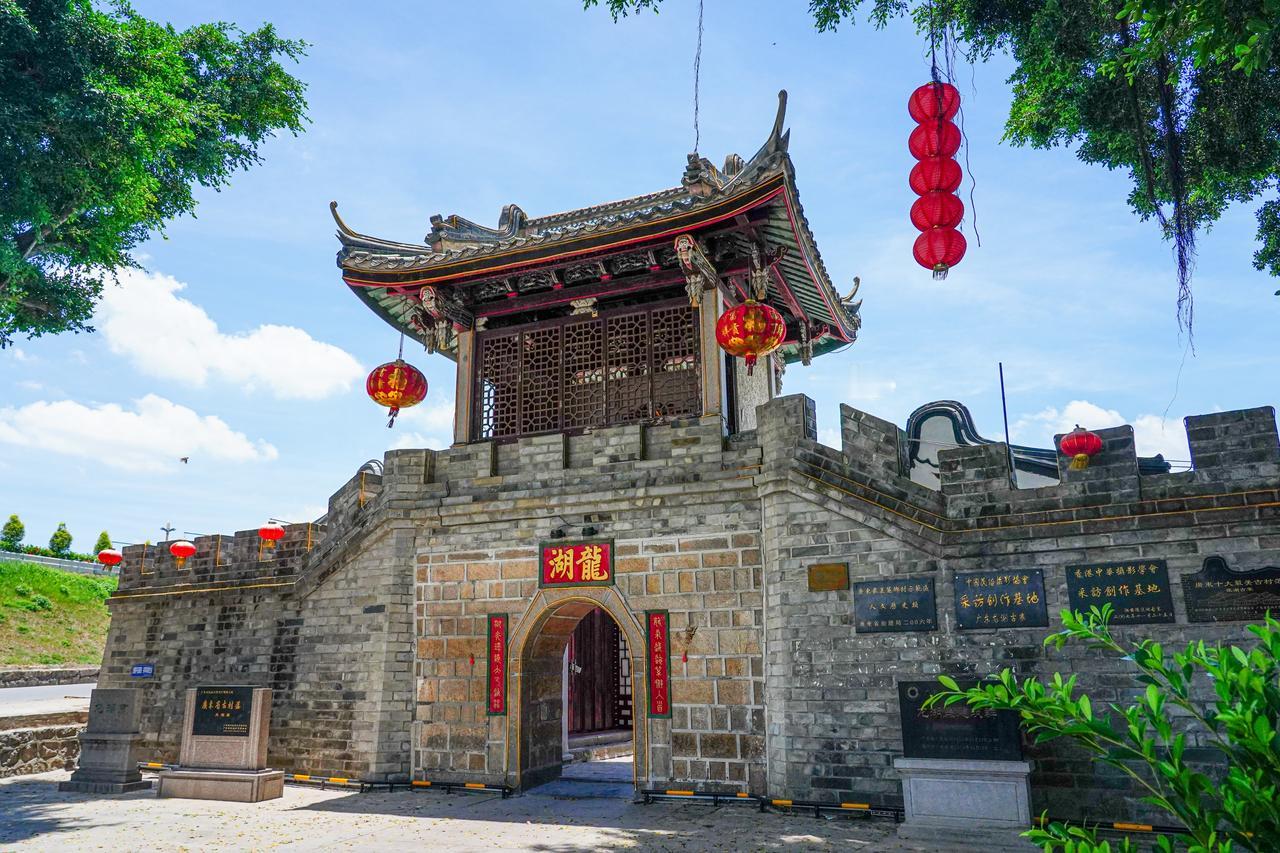 龙湖古寨是一座拥有千年历史的“潮州小故宫”，
直街如脊，三街六巷纵横，
宗祠、书