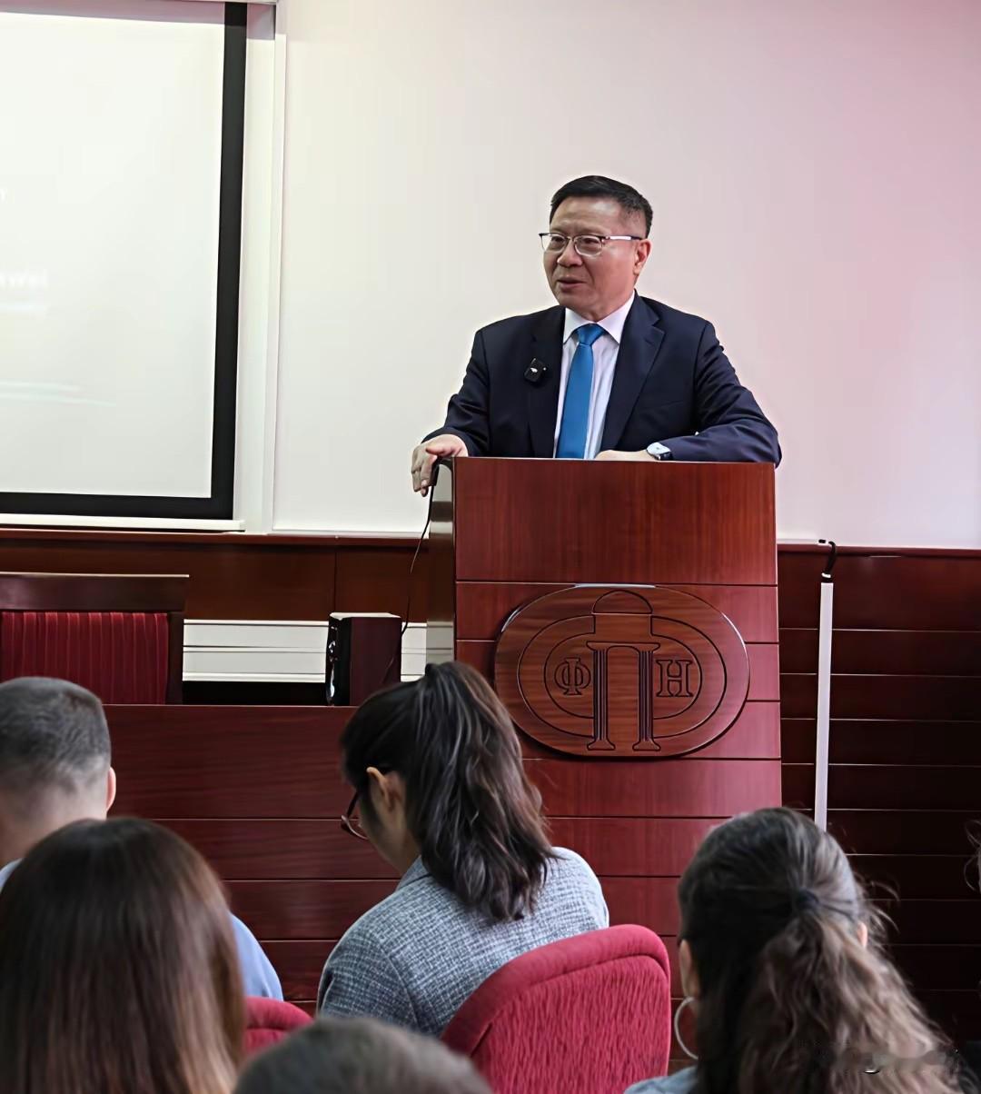 张维为欧洲演讲座无虚席，西方年轻人排队问中国，什么信号？

最近，一则关于张维为