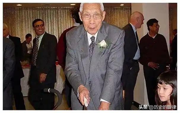 1950年北大教授悄悄加满米缸，留字条后抱女过罗湖桥，背后满是无奈
 
1950