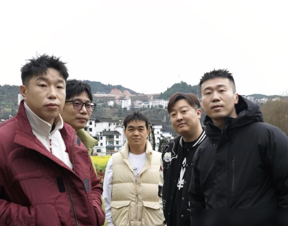 凌晨三点，他在群里教粉丝怎么毁掉共患难七年的搭档。
 
他在直播间里，对着印有搭