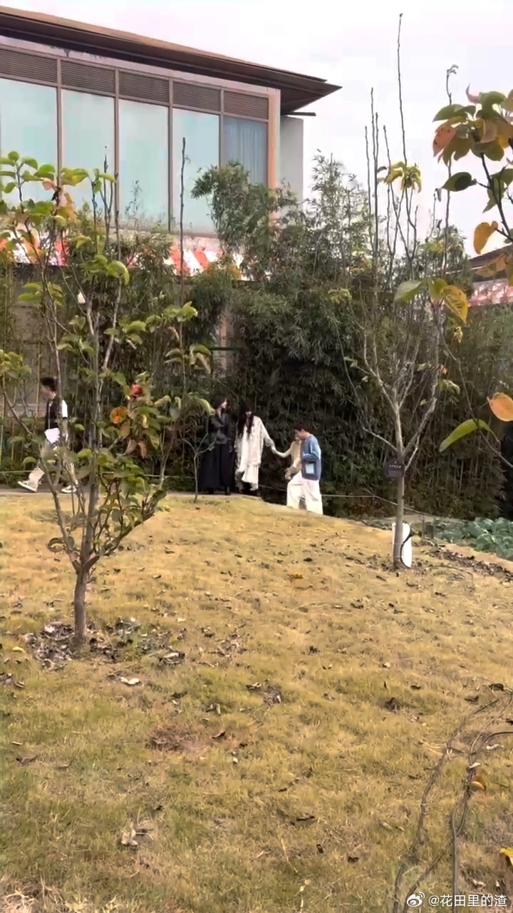 宋妍霏祝绪丹她在闹她在笑 看她俩手拉手蹦蹦跳跳真的好像小学生春游，一个在闹一个在