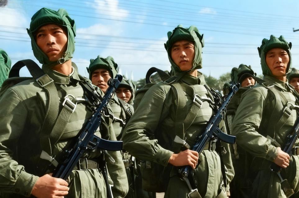 照片呈现了1953年国庆阅兵式上的解放军伞兵部队。战士们头戴早期伞兵帽，身着军装