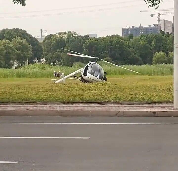 江苏常州一小型直升机降落时发生事故，机上2人受伤，其中1人已医治出院，另外1人伤
