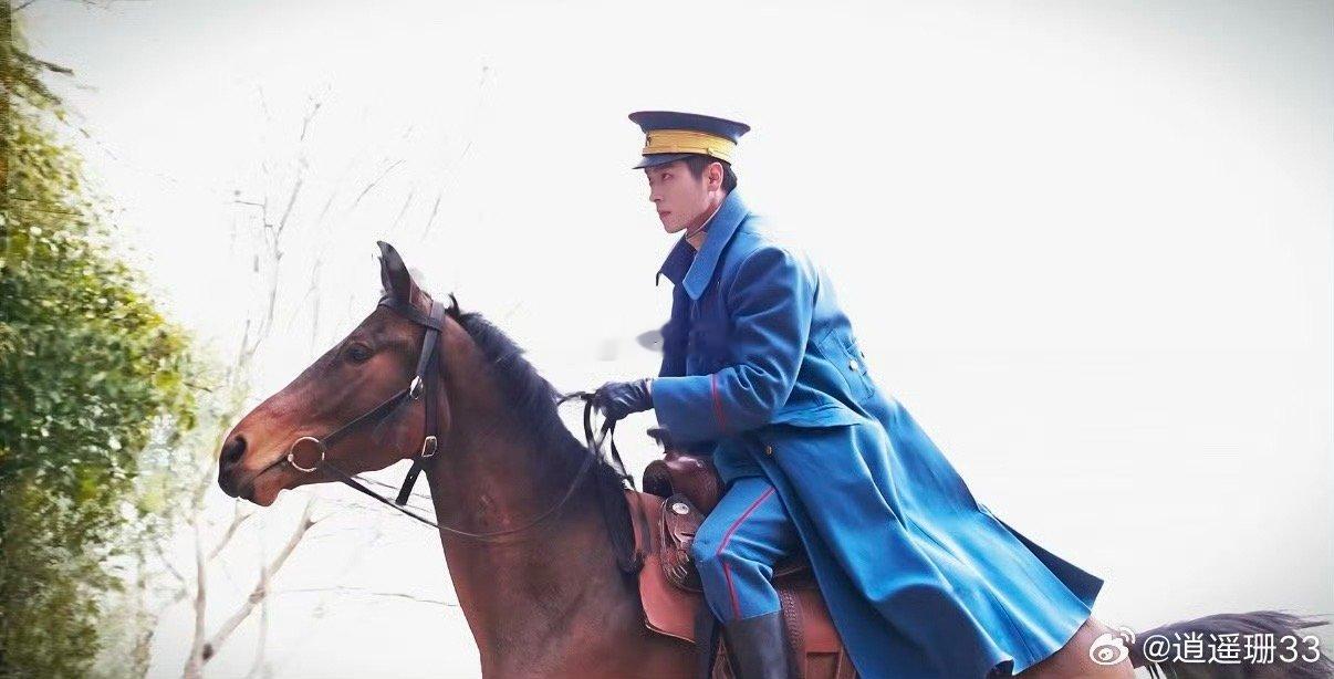 丞磊骑马实拍的含金量 终于明白什么叫实拍的质感了，他骑马时外套随风扬起，每个动作