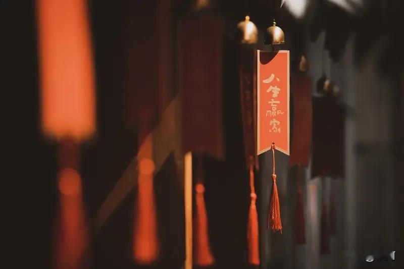 看到“人怀善意八方暖”这个上联，我脑海里瞬间就有下联的灵感啦。我对“客品香饼一味