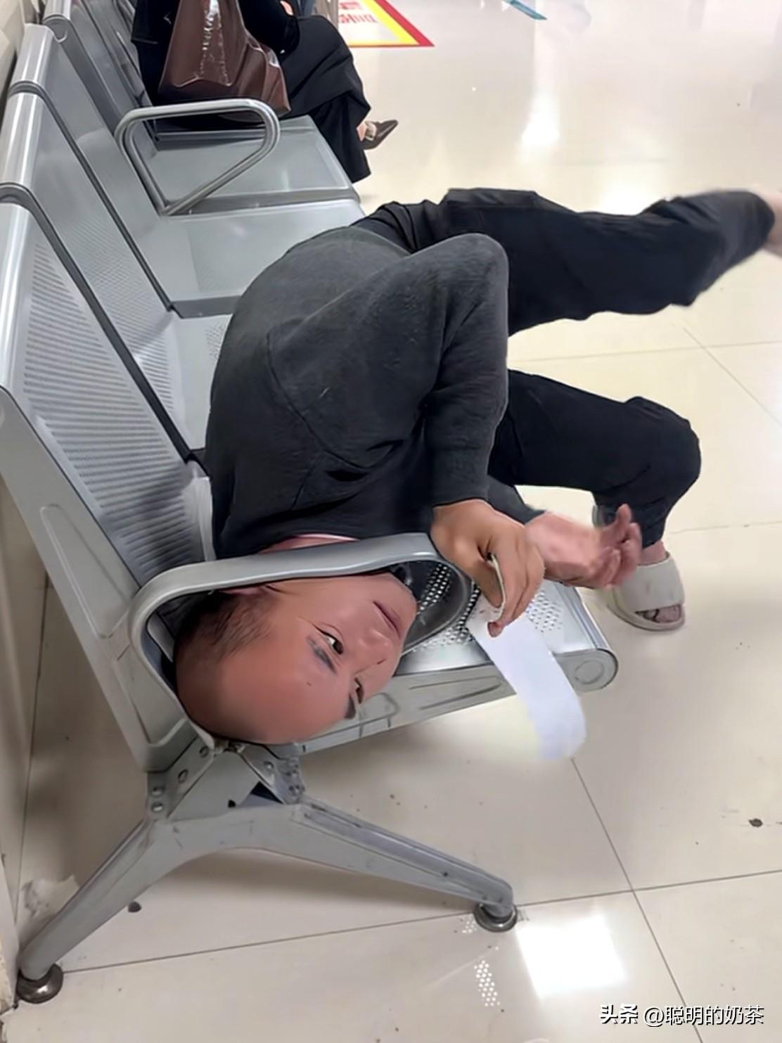 这是干啥呢！没事往那里钻干啥，这下出不去了吧？成年人居然也能做出这样奇葩的事情！