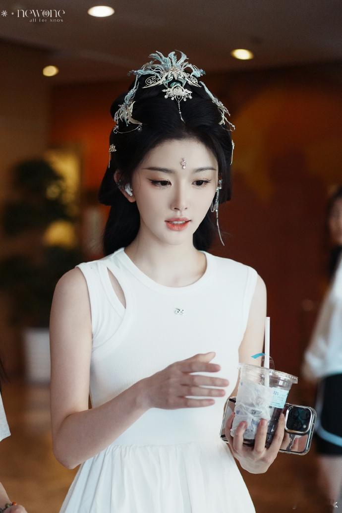 #孔雪儿慕雪薇出妆##孔雪儿暗河传出妆#这个妆容之下的雪儿这到底是什么高冷毒花！