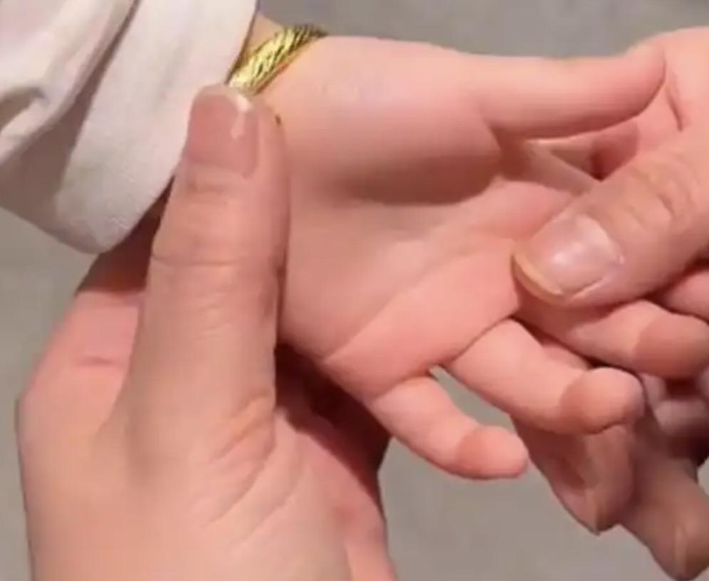 小孩子试戴金镯子10秒，就被店员索赔上千块，不给还不让你走，这以后谁还敢试戴啊？