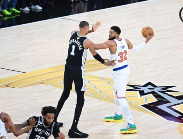 NBA总决赛，尼克斯对阵马刺的G4比赛中，出现了非常奇葩的一幕。马刺队球员哈珀在