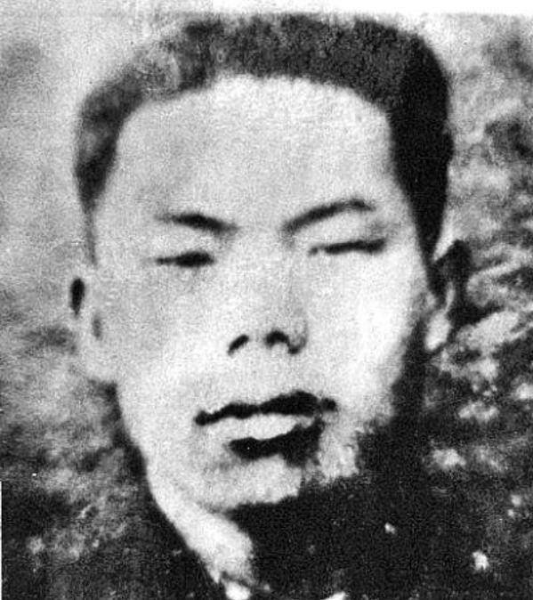 1952年，志愿军战士们在梦乡之中，一位难以入睡的战士起身去执行巡逻任务，寂静的