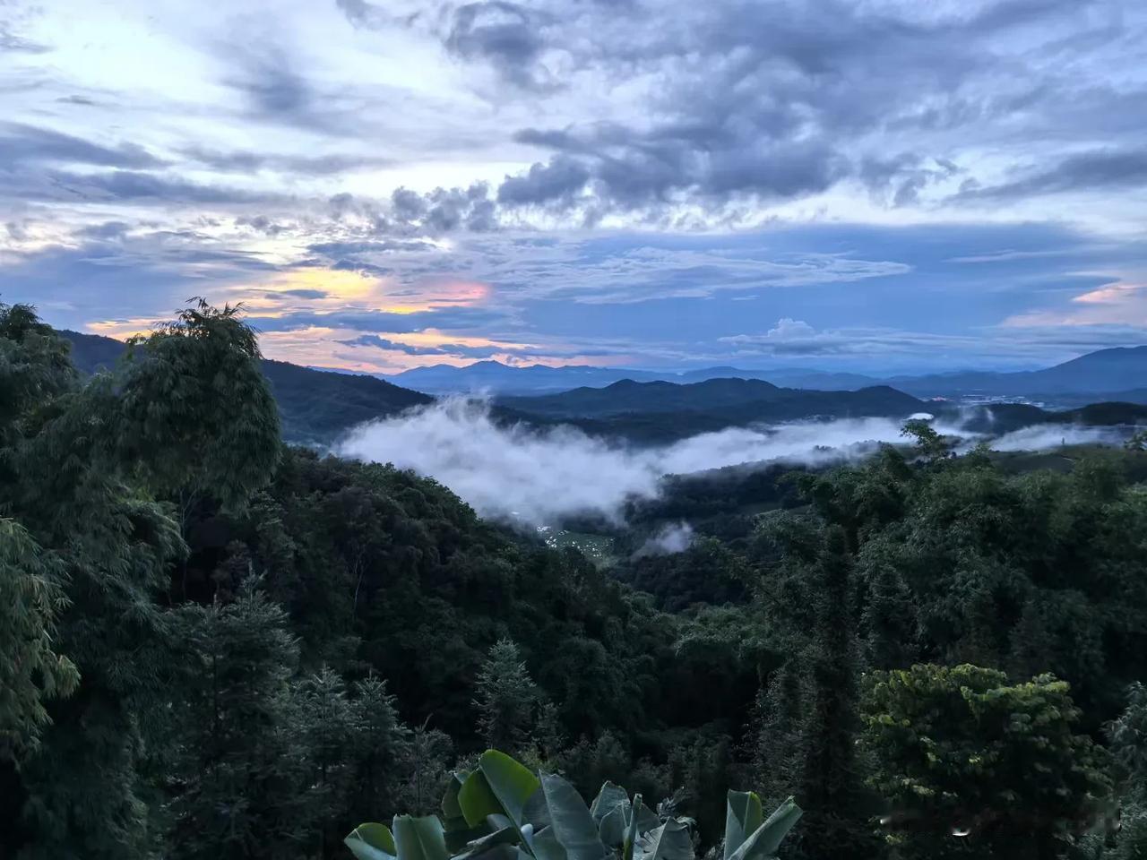 看，
云在飘。
白云在山间飘。
朵朵白云在群山之间飘来飘去，
拂过山坳，
飘过山