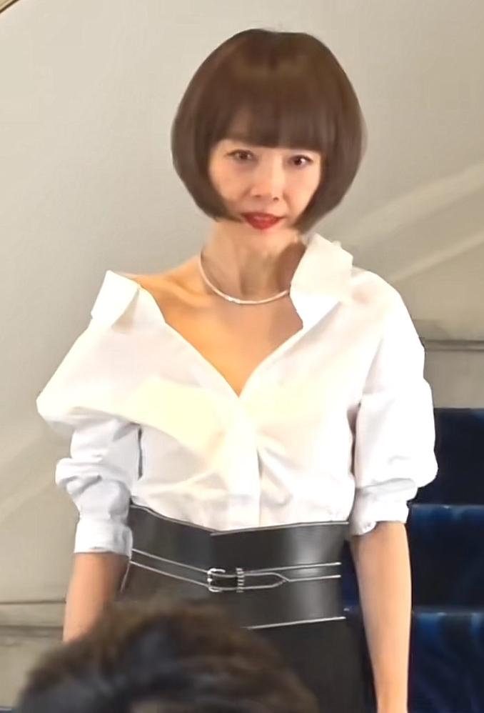 鲁豫低调现身戛纳，红毯穿搭引争议。

按理说，这套白衬衫加黑色半身裙挺好看的。简
