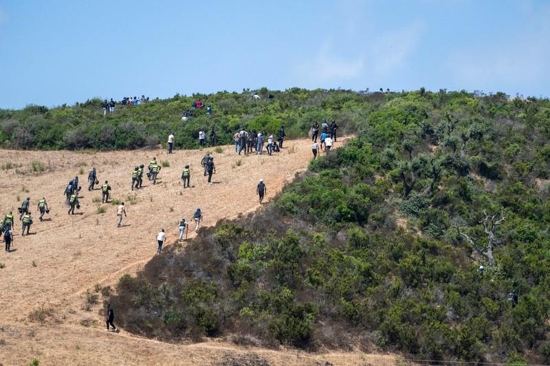 西班牙边境移民危机持续！据美联社8月16日报道，边境的摩洛哥安全部队在靠近休达的