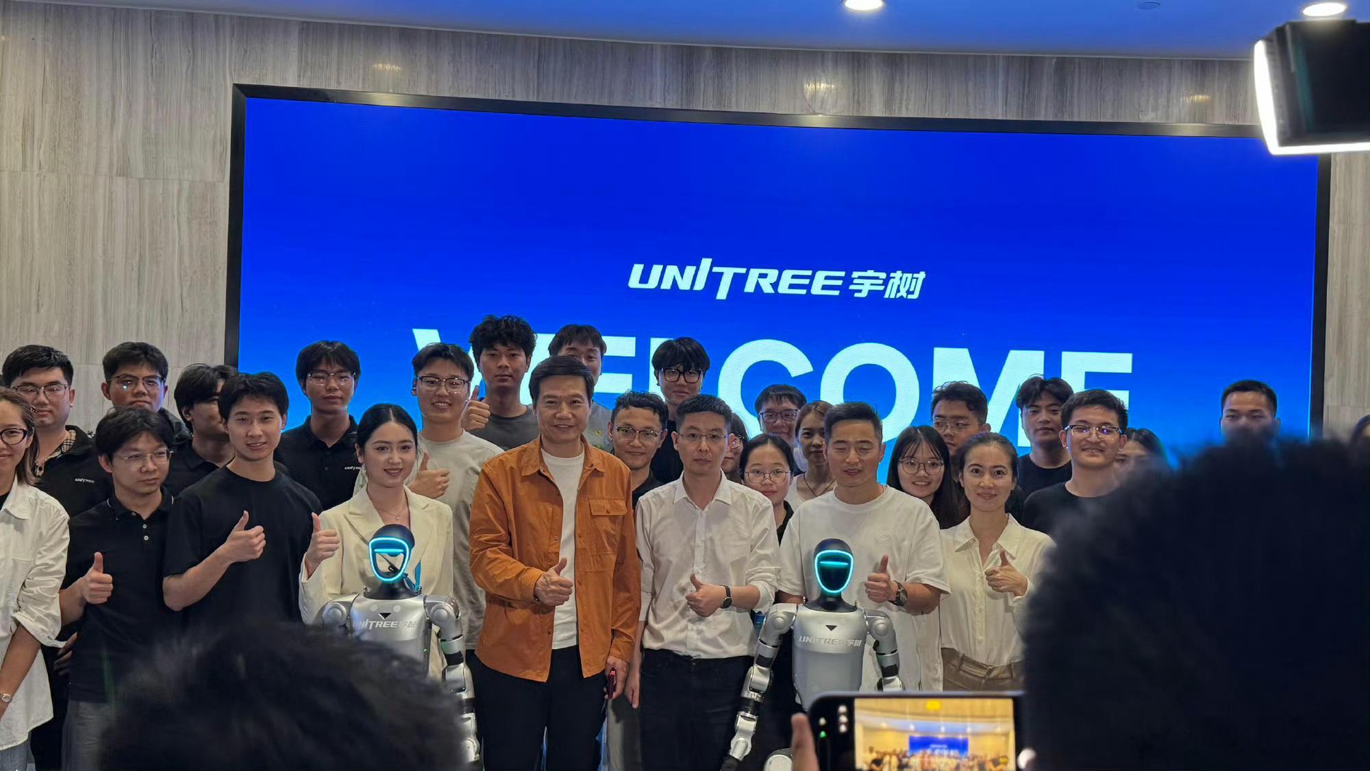 雷军到访宇树踹机器人 雷军探访宇树，现场硬核测试人形机器人。一脚踹过去，机器人后