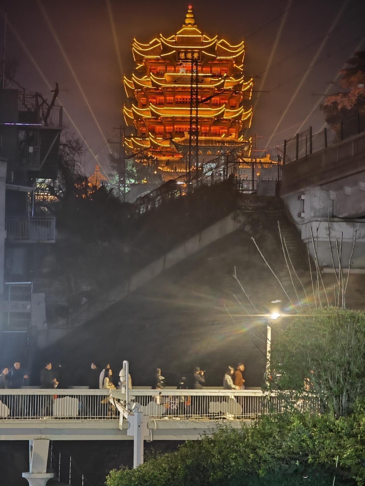 前往斗级营打卡黄鹤楼夜景，无疑是当下体验武汉浪漫的绝佳之选。这里不仅是免费的优质