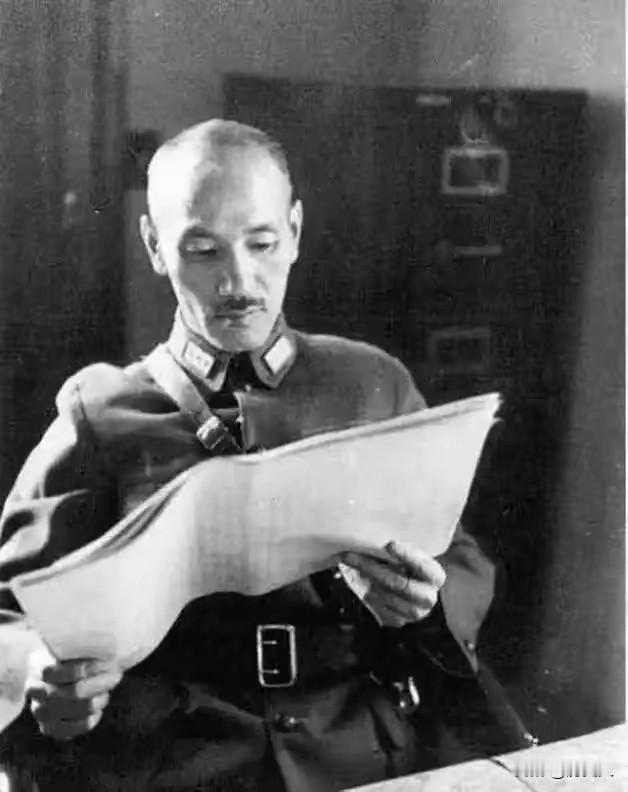 1945年日本投降，举国狂欢唯独蒋介石满脸阴沉！他心里藏着天大憋屈
 
这事儿说