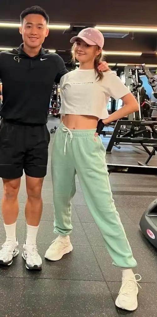 43岁的阿Sa公开与小9岁健身教练的恋情，为何女明星偏爱健身教练？

43岁的阿