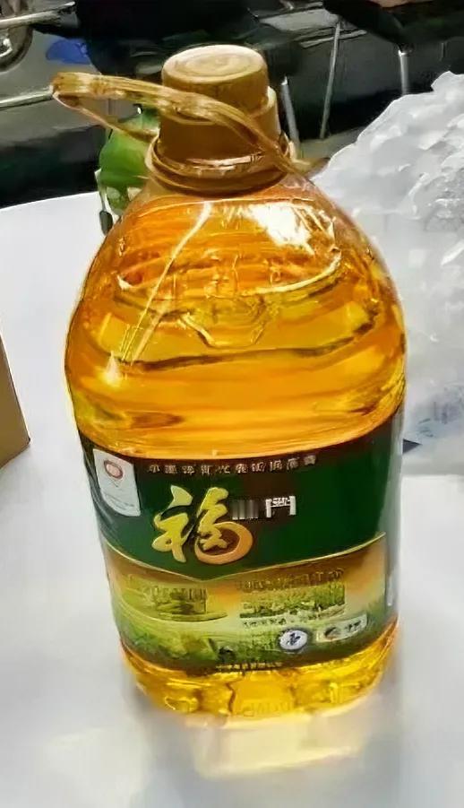 今天下午，我买了一桶油回家，结果被邻居撞见了，她惊奇地问我买这种油干嘛，我疑惑地
