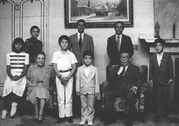 1934年，蒋经国私生子章孝严在一场酒会上偶遇蒋经国，可他却没有相认，反而假装喝