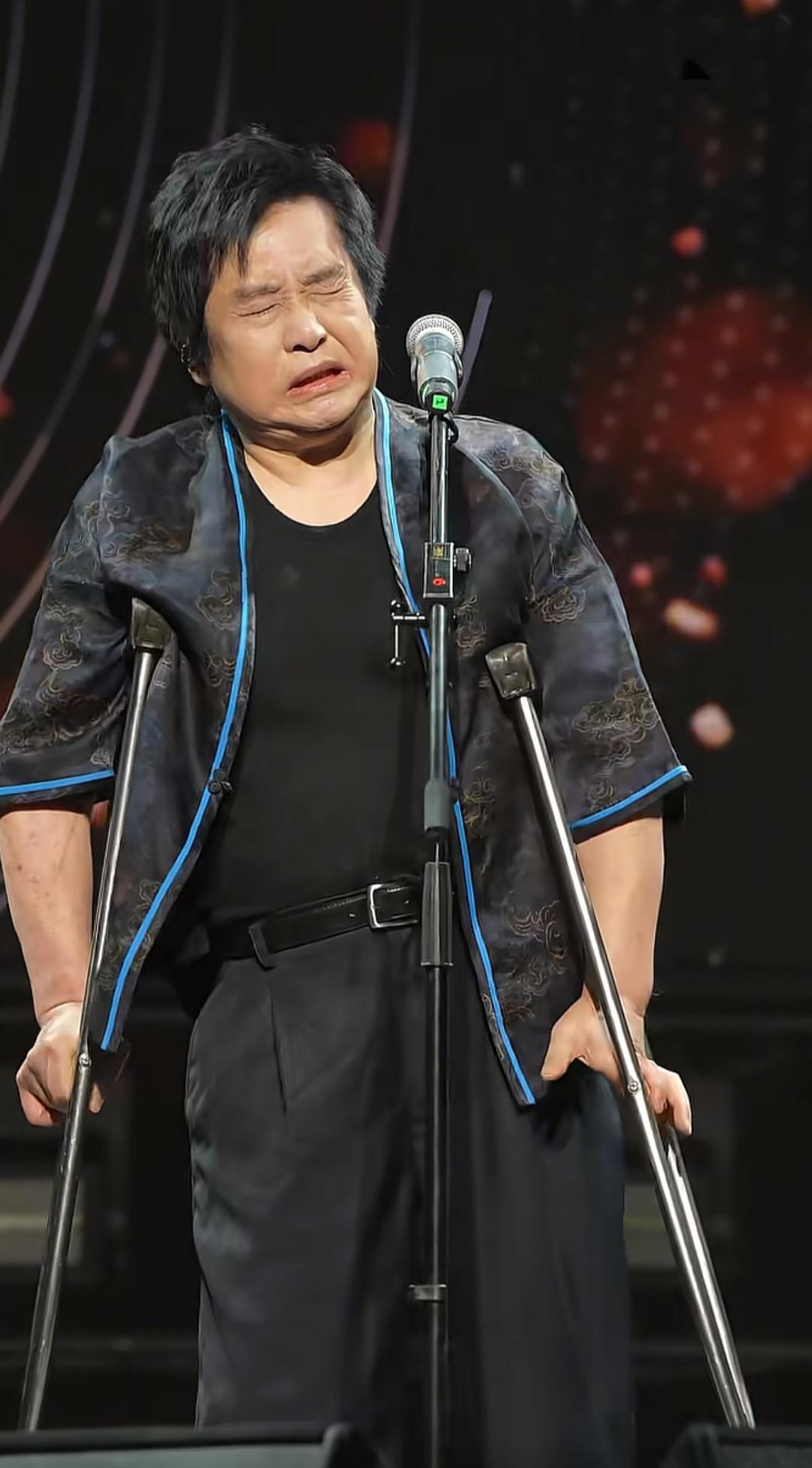 有个叫郑智化的歌手，他从小因为小儿麻痹症，走路得拄拐，但他骨子里特别的要强，从不