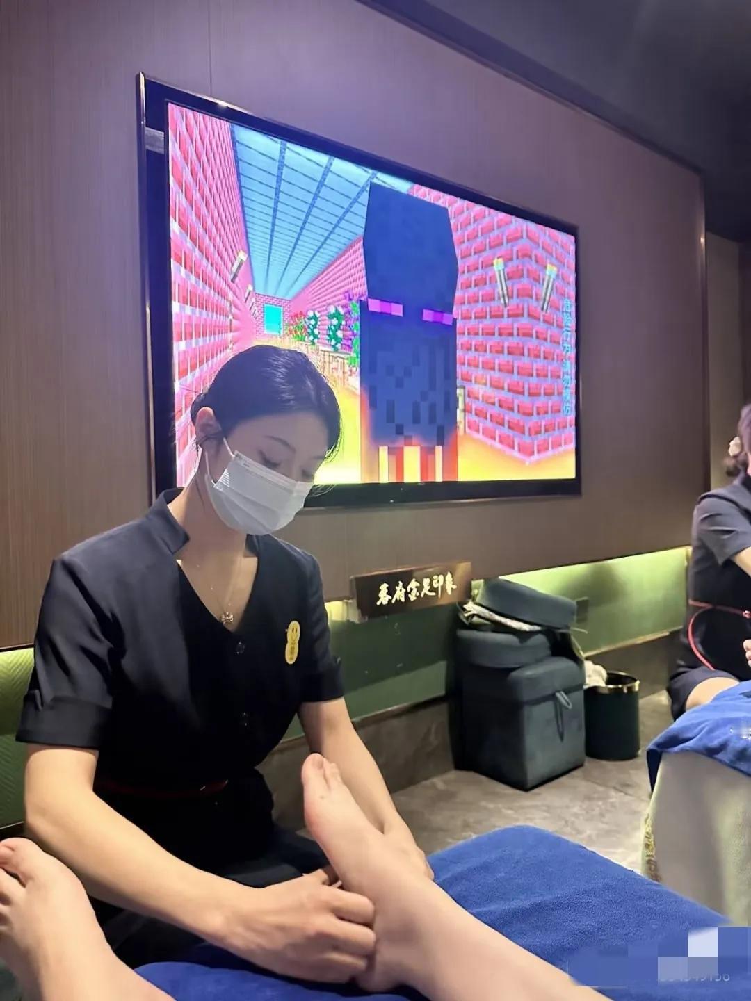 一位足浴小姐姐说:

   男人一个比一个骚，

   从走进足疗店的那一刻开始