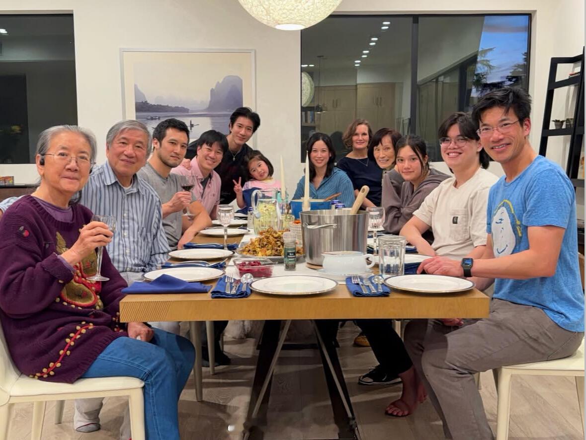 王力宏感恩节晒全家福王力宏一家感恩节聚餐 王力宏感恩节晒全家福，好幸福 