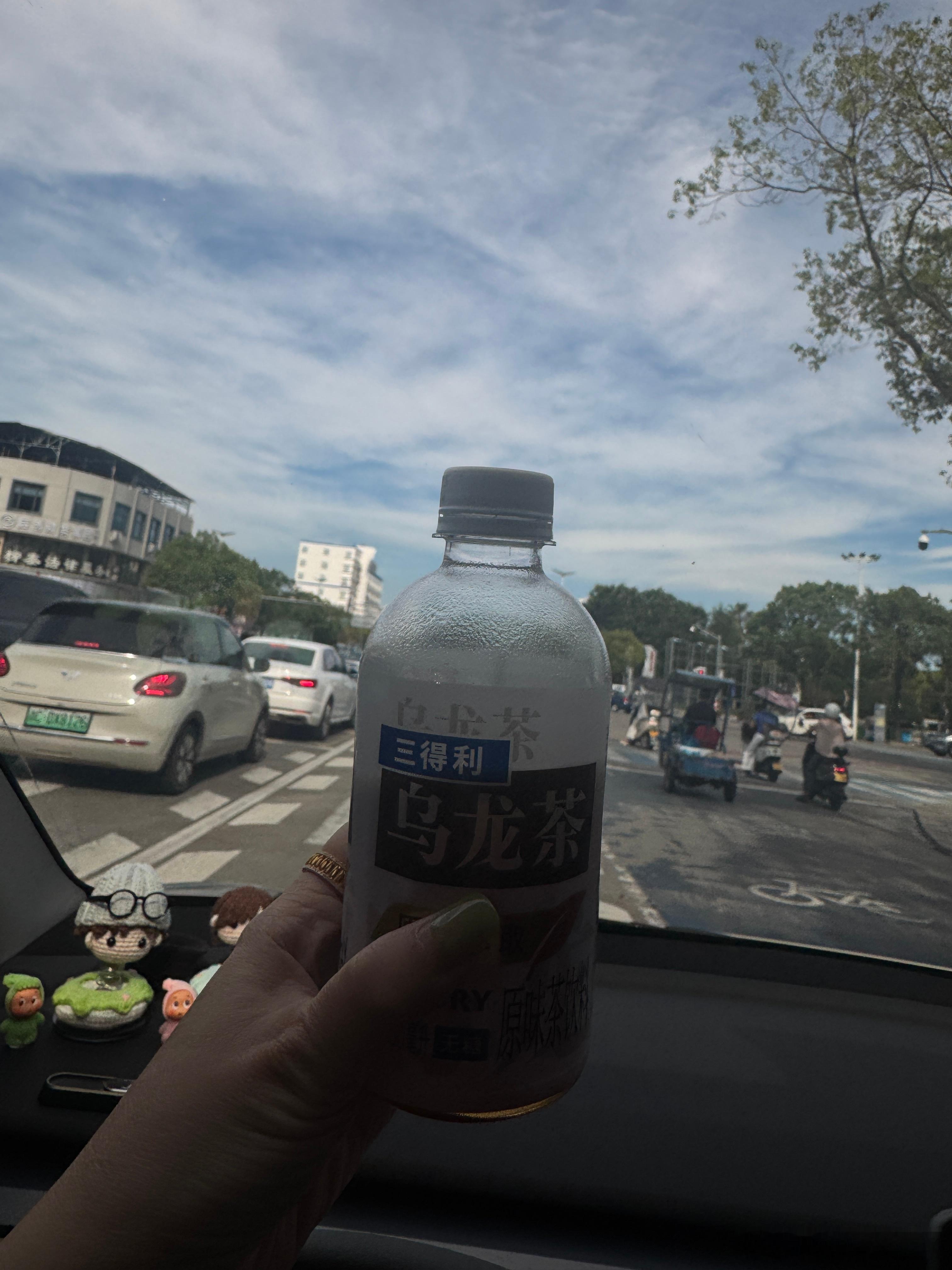 趁台风来之前出去买点存粮[捂嘴哭]昨天咖啡喝了一夜没睡好，今天来瓶三得利试试看！