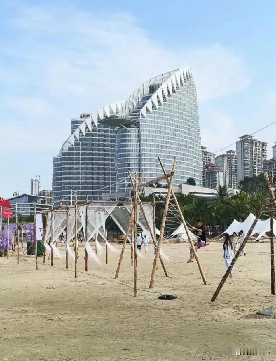 据悉湛江市赤坎区金沙湾景区为迎接即将来临的十一黄金周，开始筹划增添景区的设施，以