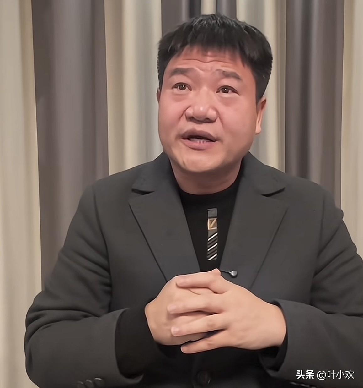 反诈老陈抖音账号终于被封了，
最开心的人不是网友们，
也不是被他“打假”的商家，