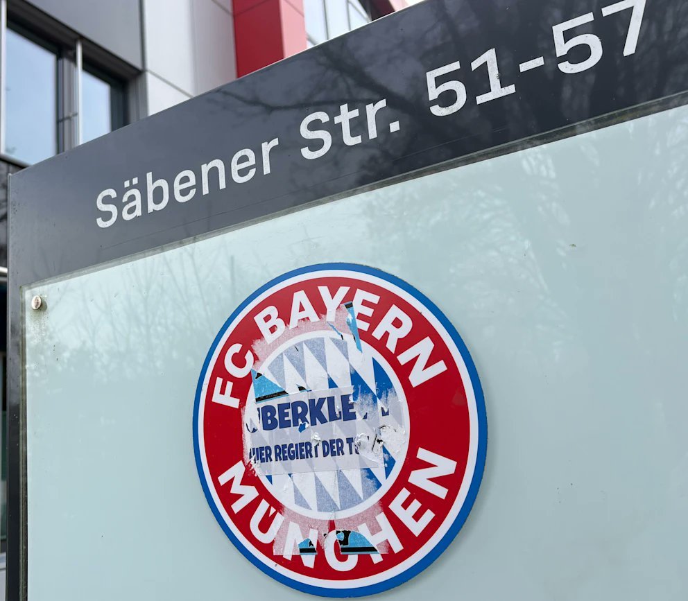 拜仁的同城死敌对手慕尼黑1860的球迷在拜仁训练场塞贝纳大街周围进行了涂鸦和喷漆