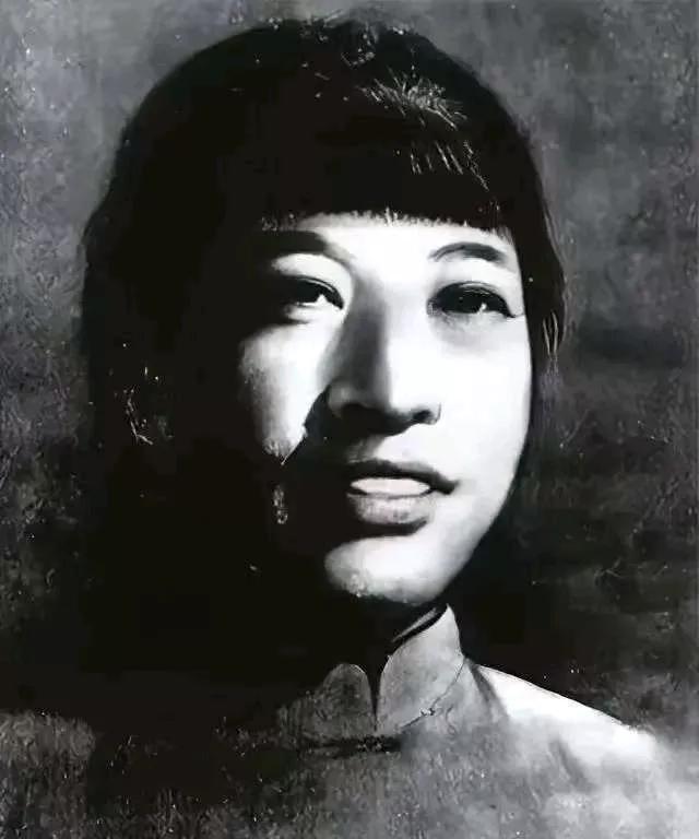 1928 年 9 月 19 日，她被敌人带到刑场。 他们将她衣服扒光，分开四肢绑