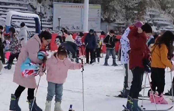 安徽岳西元旦佳节冰雪滑行游客爆满
岳西虽属南方，可处在高山腹地，每到冬天，常下大