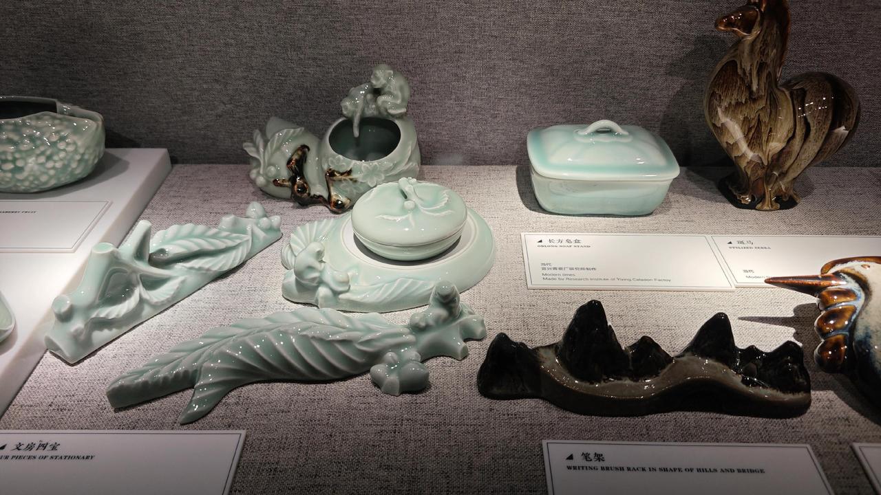 逛完传统古瓷展区，转头遇见中国陶瓷博物馆里的现代陶瓷作品，瞬间被另一种魅力打动。