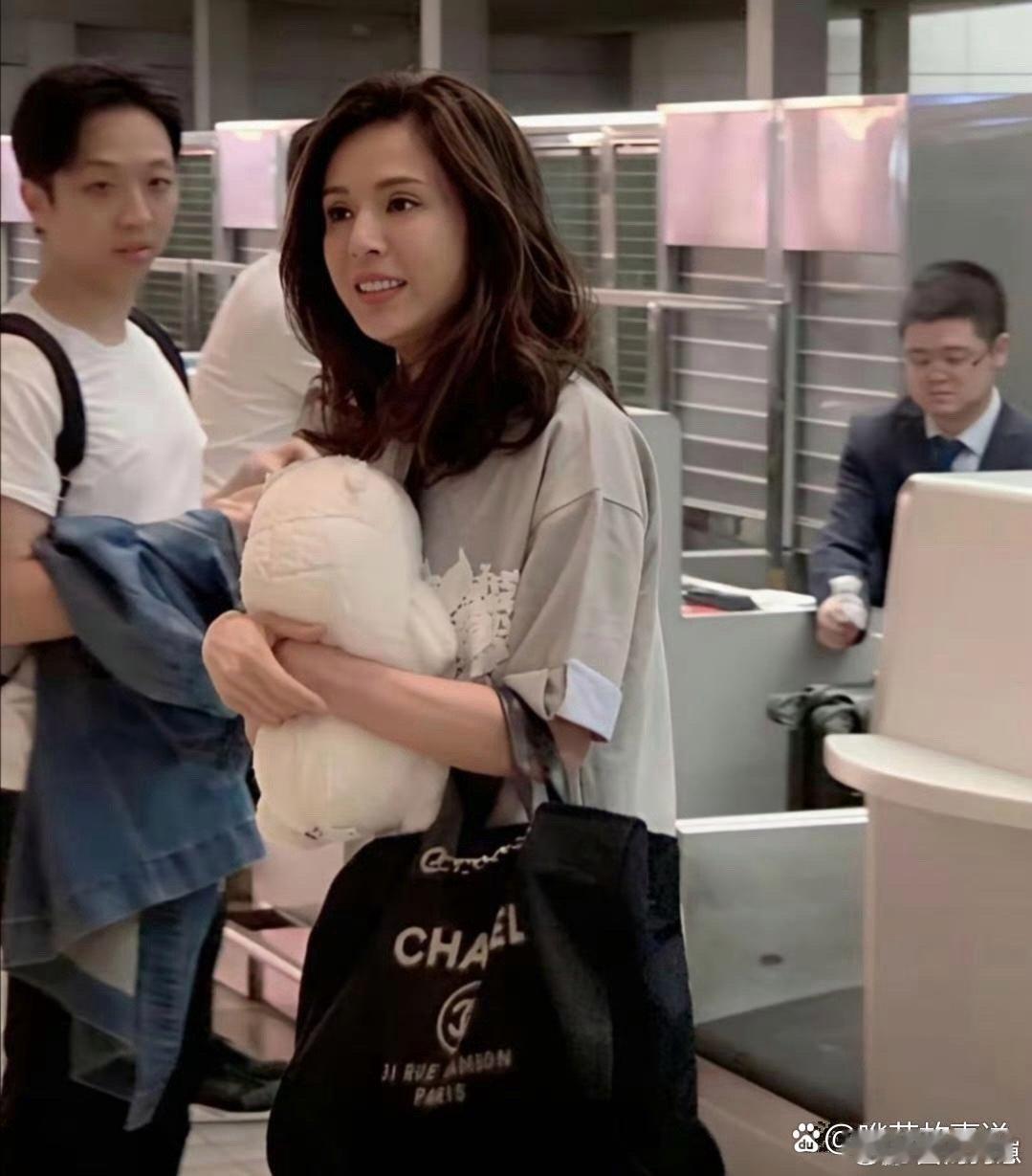 李若彤微胖后更惊艳，健康美爆棚，说30岁都信，60岁这状态太绝！ 