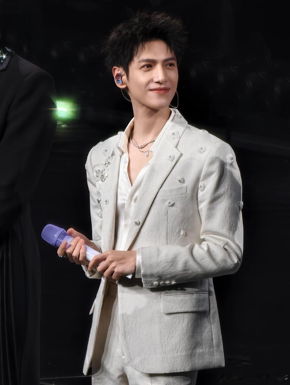 中视同成 接受所有批评 因《水龙吟》上海演唱会引发争议，中视同成发布声明道歉，郑