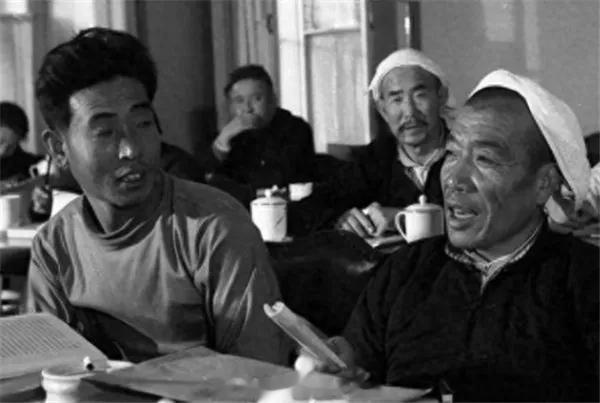 1986年陈永贵追悼会现场，华国锋紧紧盯着遗体，反复讲着一句话“农业学大寨”。这