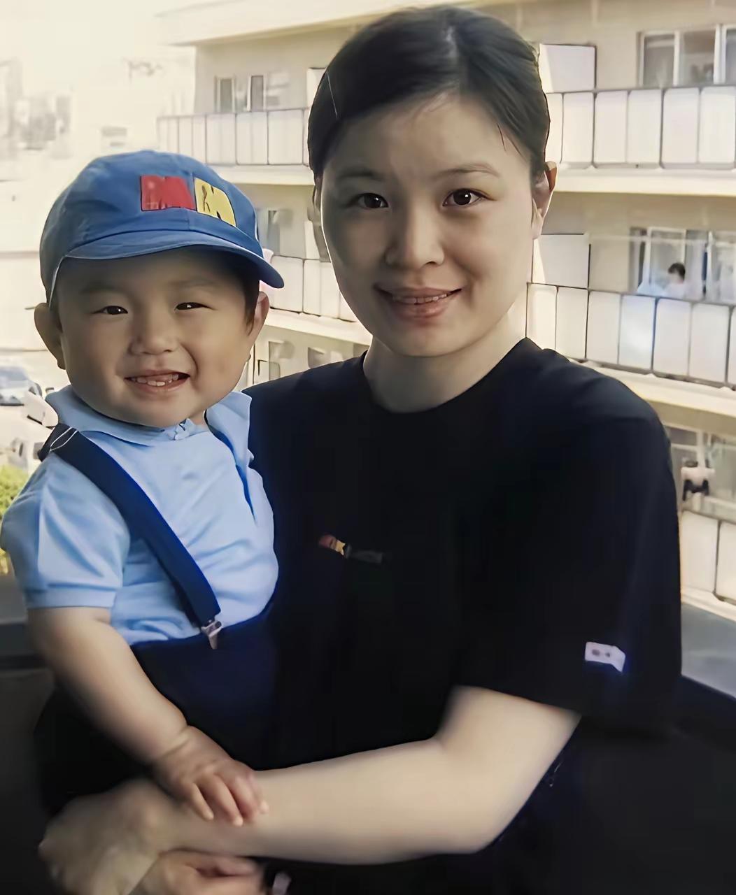 这位美丽的妈妈怀中抱着的小男孩，在2023年起登顶世界第一，25年世界杯男单冠军