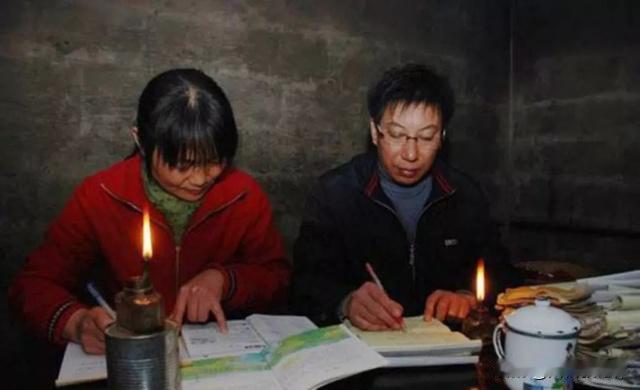 1999年，四川1男子放弃高薪跑到悬崖上的学校支教，1年后把妻子哄上山，跟他生活