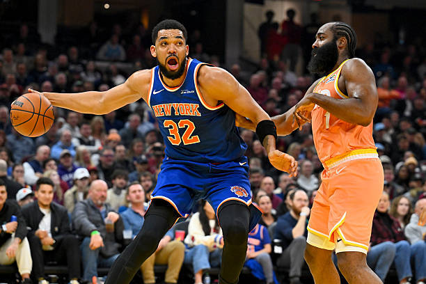 唐斯一场比赛只有5次出手麦克布朗你该让上个赛季最佳阵容的球员就这点球权吗…nba